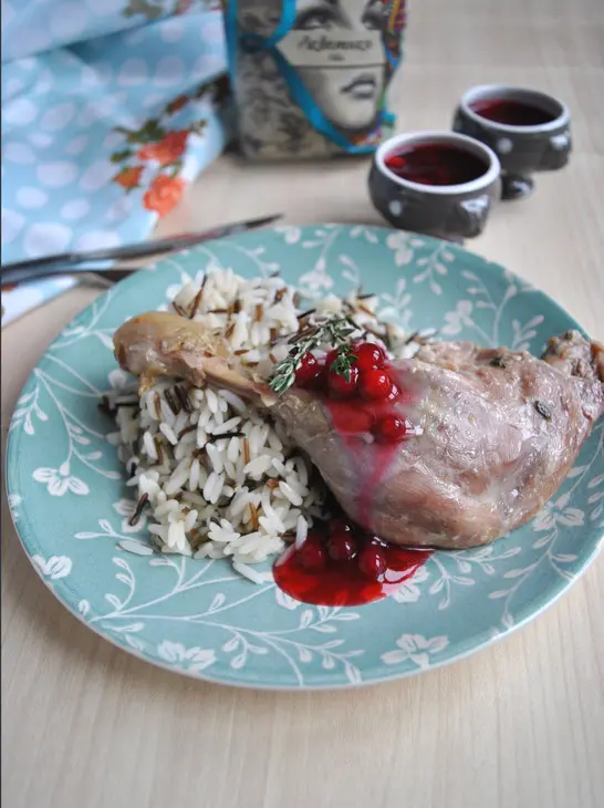 Утиные ножки конфи с рисом и брусничным соусом: шаг 8