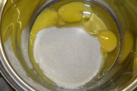 Кекс сливочно-апельсиновый с шоколадными шариками: шаг 1