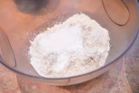 Черничные кексы на сгущенном молоке: шаг 2
