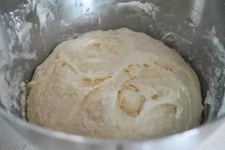 Булочки с брусникой под сырно-сливочной глазурью: шаг 4