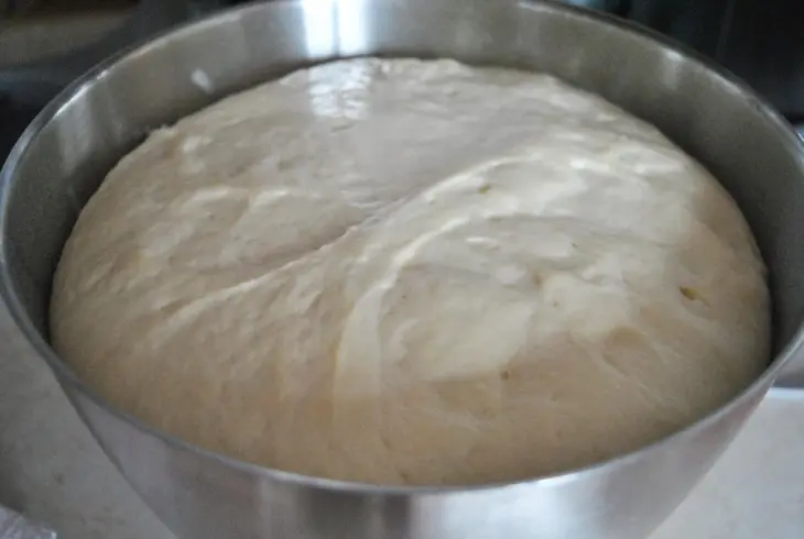 Булочки с брусникой под сырно-сливочной глазурью: шаг 5