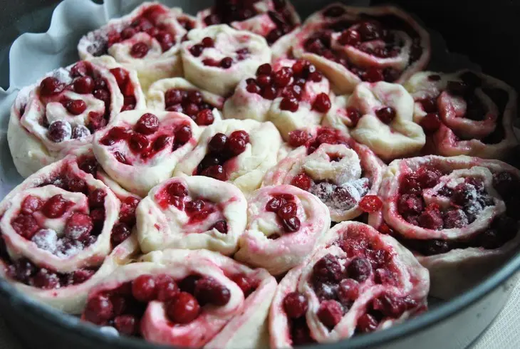 Булочки с брусникой под сырно-сливочной глазурью: шаг 8