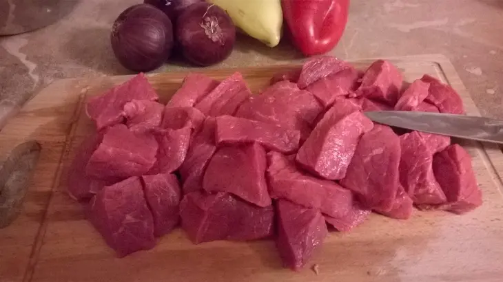 Ломо сальтадо (lomo saltado- “скачущая говядина»): шаг 1