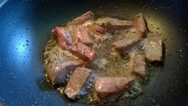 Ломо сальтадо (lomo saltado- “скачущая говядина»): шаг 5