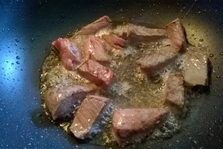 Ломо сальтадо (lomo saltado- “скачущая говядина»): шаг 5