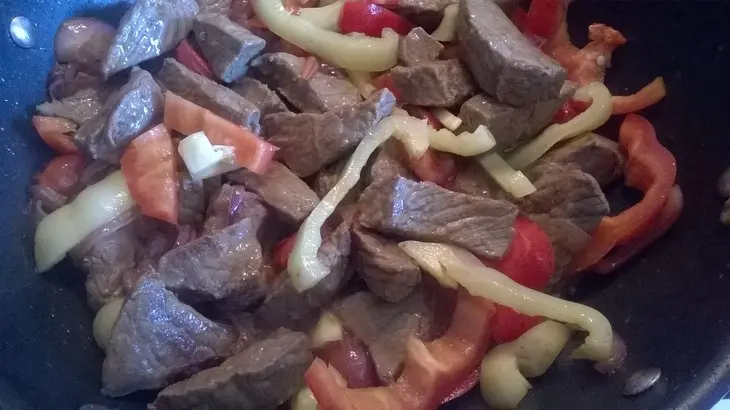 Ломо сальтадо (lomo saltado- “скачущая говядина»): шаг 7