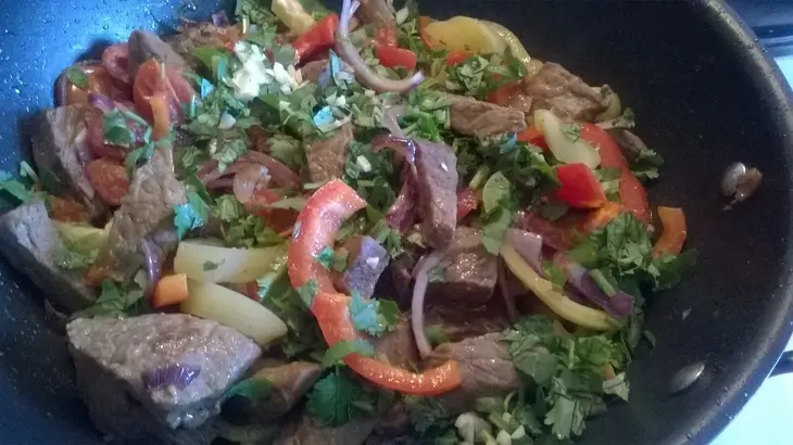 Ломо сальтадо (lomo saltado- “скачущая говядина»): шаг 8