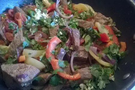 Ломо сальтадо (lomo saltado- “скачущая говядина»): шаг 8