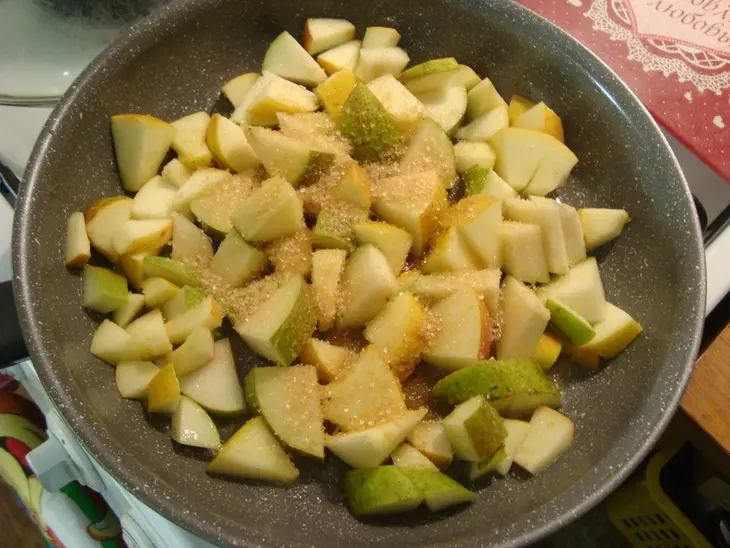 Блинный террин с яблоком, грушей и глазированными сырками: шаг 6