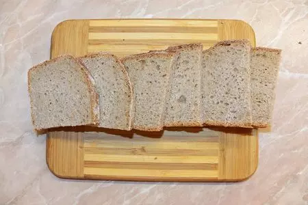 Гренки чесночные с пармезаном под пиво: шаг 1
