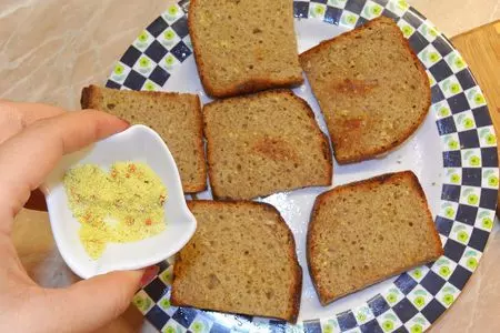Гренки чесночные с пармезаном под пиво: шаг 4
