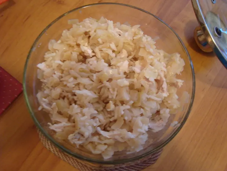 Блины с начинкой из кролика, риса, капусты и жареного лука: шаг 1