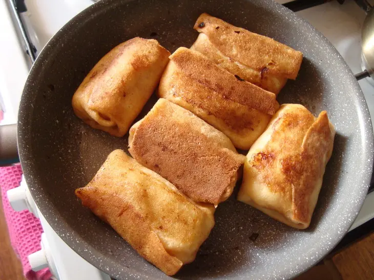Блины с начинкой из кролика, риса, капусты и жареного лука: шаг 6