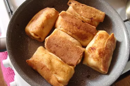 Блины с начинкой из кролика, риса, капусты и жареного лука: шаг 6