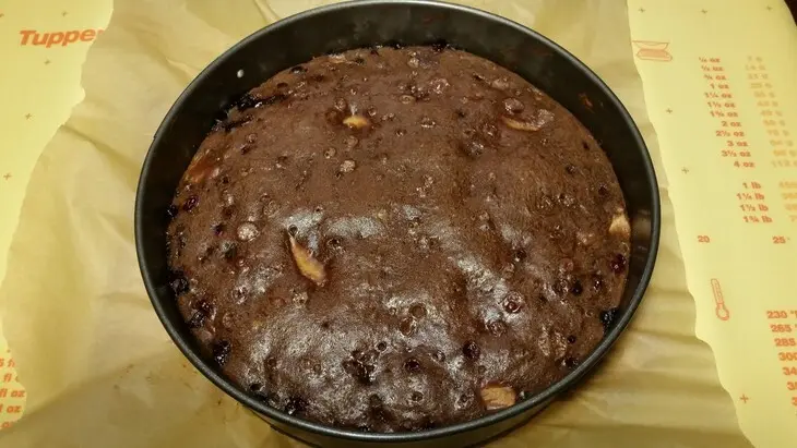 Шоколадно - банановый пирог с грушами и чёрной смородиной. видео: шаг 3