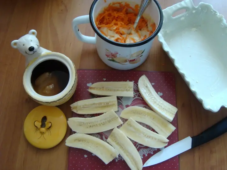 Морковный пирог с бананом,творогом и мёдом: шаг 5