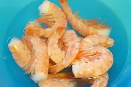 Закуска из креветок в беконе с помидорами и рукколой: шаг 1