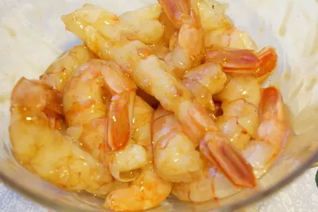 Закуска из креветок в беконе с помидорами и рукколой: шаг 2