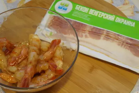 Закуска из креветок в беконе с помидорами и рукколой: шаг 3