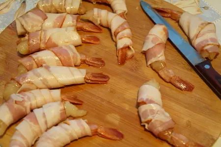 Закуска из креветок в беконе с помидорами и рукколой: шаг 4