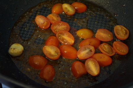 Закуска из креветок в беконе с помидорами и рукколой: шаг 5