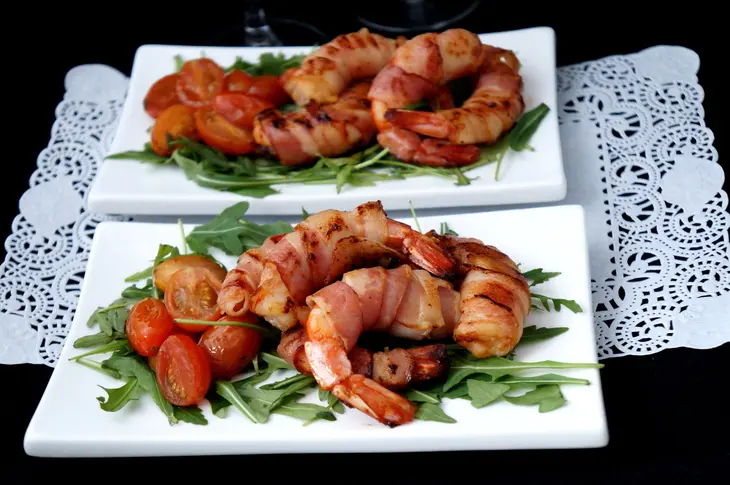 Закуска из креветок в беконе с помидорами и рукколой: шаг 6