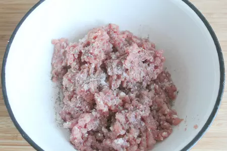 Куриные котлетки с болгарским перцем под йогуртовым соусом с песто: шаг 1