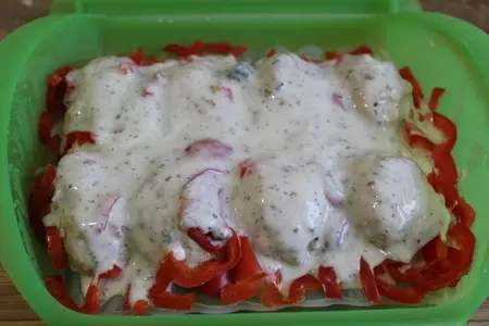 Куриные котлетки с болгарским перцем под йогуртовым соусом с песто: шаг 6
