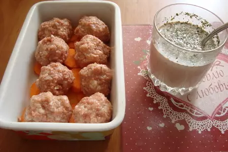 Говяжьи тефтели в соусе, запечённые под сыром. романтический завтрак: шаг 3