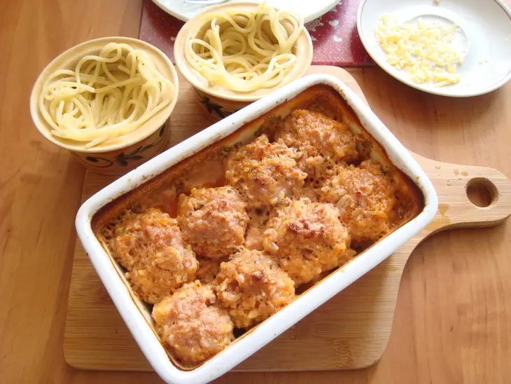 Говяжьи тефтели в соусе, запечённые под сыром. романтический завтрак: шаг 6