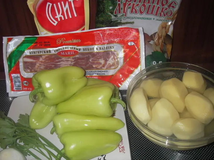 Перец фаршированный беконом, картофелем и грибами: шаг 1