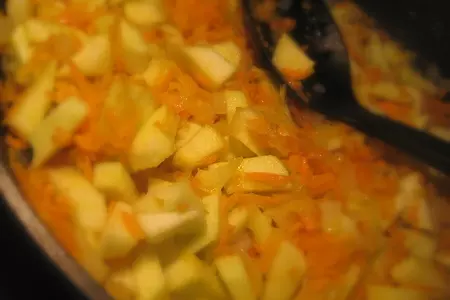 Куриная печень с яблоками и корицей.: шаг 3