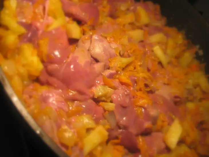 Куриная печень с яблоками и корицей.: шаг 4