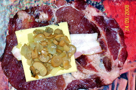 Рулетики из свинины с грибами, сыром и копченой грудинкой: шаг 4