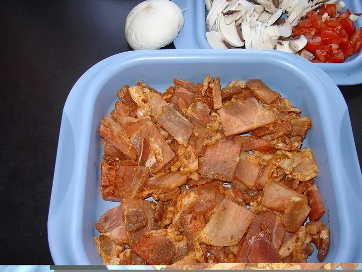 Мясо „gyros“, запечённое в соусe „метакса“.: шаг 1