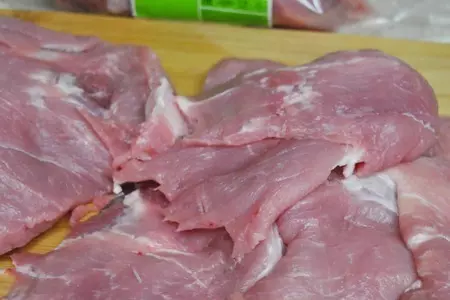 Свиные отбивные с луком, томленые в темном пиве, с картофелем и песто из кинзы: шаг 2