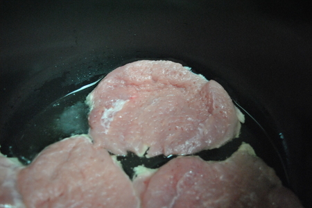 Свиные отбивные с луком, томленые в темном пиве, с картофелем и песто из кинзы: шаг 4