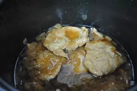 Свиные отбивные с луком, томленые в темном пиве, с картофелем и песто из кинзы: шаг 13