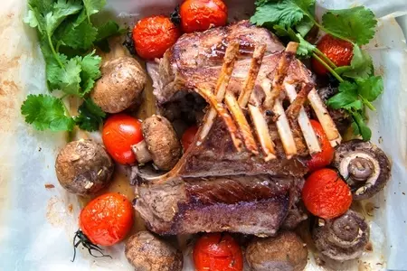 Баранья корейка с грибами и черри: шаг 1
