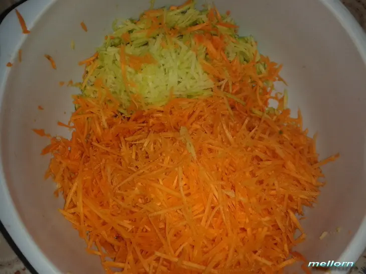 Салат из фунчезы, зеленой редьки и моркови: шаг 1