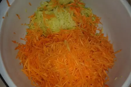 Салат из фунчезы, зеленой редьки и моркови: шаг 1
