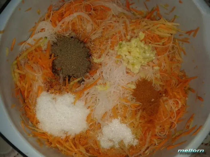 Салат из фунчезы, зеленой редьки и моркови: шаг 2