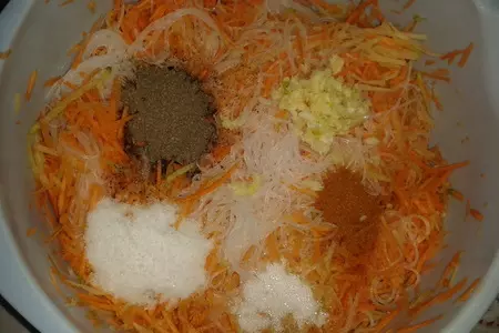 Салат из фунчезы, зеленой редьки и моркови: шаг 2