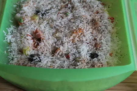Пестрый рис с овощами, черносливом  и грудинкой за 15 минут: шаг 3