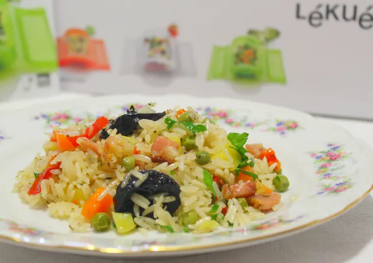 Пестрый рис с овощами, черносливом  и грудинкой за 15 минут: шаг 5