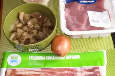 Медальоны из индейки в грудинке, фаршированные белыми грибами: шаг 1