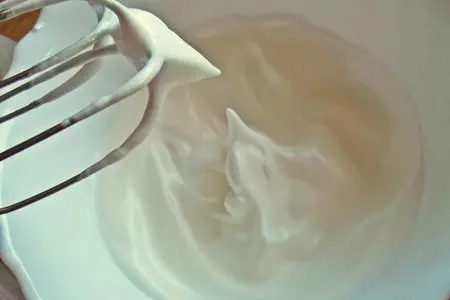 "снежки" с шоколадом в свч: шаг 2