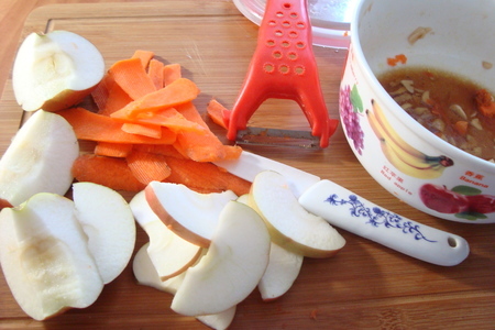 Куриные бедра с яблоком, морковью - обед "согревающий сердца": шаг 3