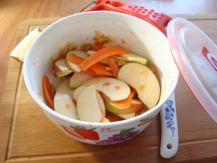 Куриные бедра с яблоком, морковью - обед "согревающий сердца": шаг 4