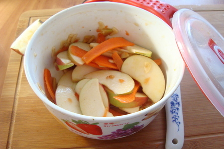 Куриные бедра с яблоком, морковью - обед "согревающий сердца": шаг 4